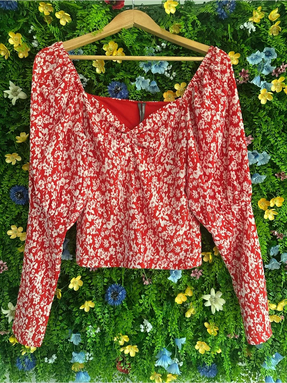 ANTHROPOLOGIE Red and White Floral Puff Sleeve Top - Medium